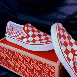 Checkered low top Vans .